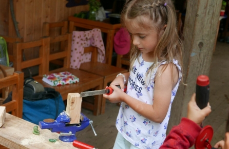 Minigrant přivedl řemesla do zahrady lesní školky