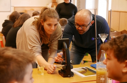 Studenti za katedrou