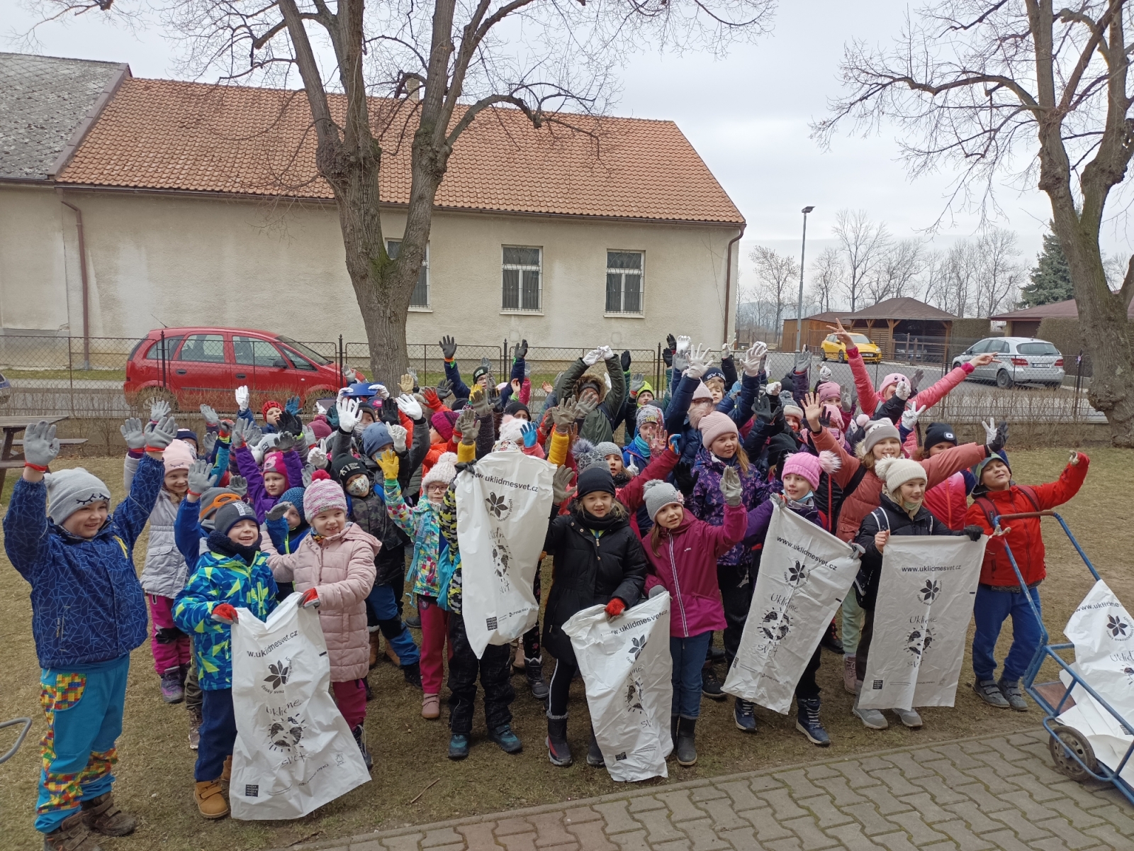 Děti v Církvicích se zapojili do úklidu odpadků v rámci Dne Země.