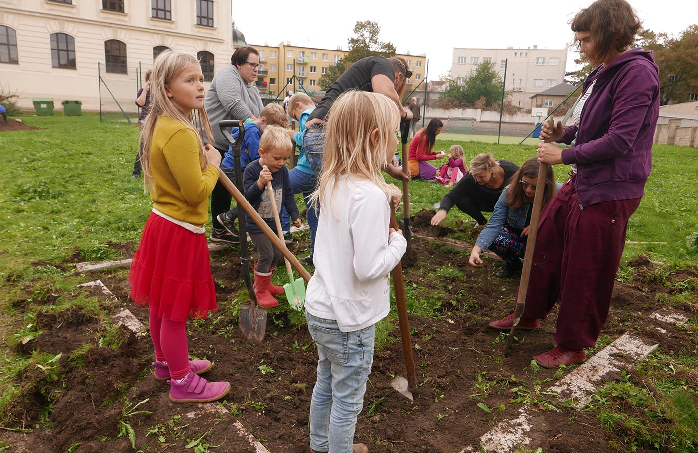 Děti a rodiče se sešli na zahradě ZŠ Kamenná stezka, aby založili políčko.